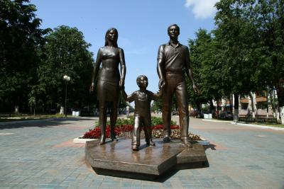 Прикрепленное изображение: pamyatnik-schastlivaya-semya.jpg